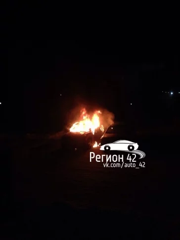 Фото: В центре Новокузнецка ночью горел автомобиль 3