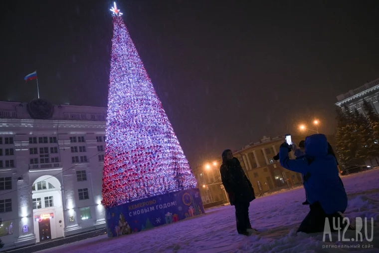 Фото: Главная красавица Кузбасса: новогодняя ёлка на площади Советов 19