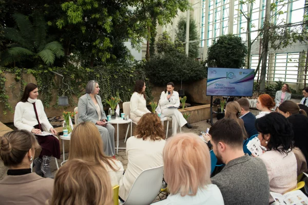 Комитет по развитию женского предпринимательства провёл пресс-конференцию в Ботаническом саду в Кемерове