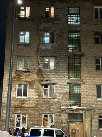 Фото: В подмосковном Пересвете треснула стена многоквартирного дома, эвакуировали 120 человек 1