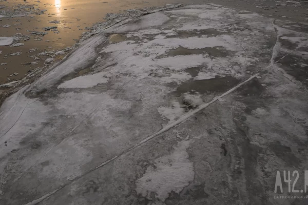 В Якутии паром с людьми застрял во льдах на реке Вилюй