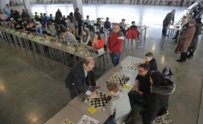 Кузбассовцы сыграли в шахматы одновременно на 400 досках