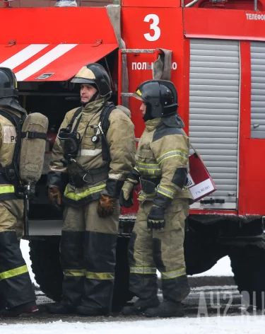 В Кемерове ночью загорелось здание на Предзаводской улице