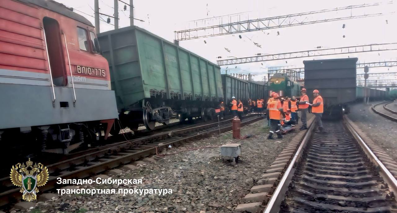 Локомотив и вагон сошли с рельсов в Междуреченске