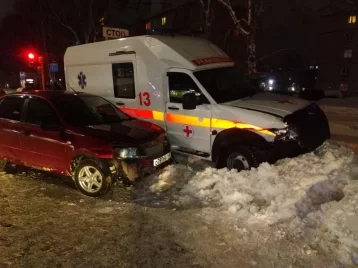 Фото: В Кемерове столкнулись легковой автомобиль и машина скорой помощи 1