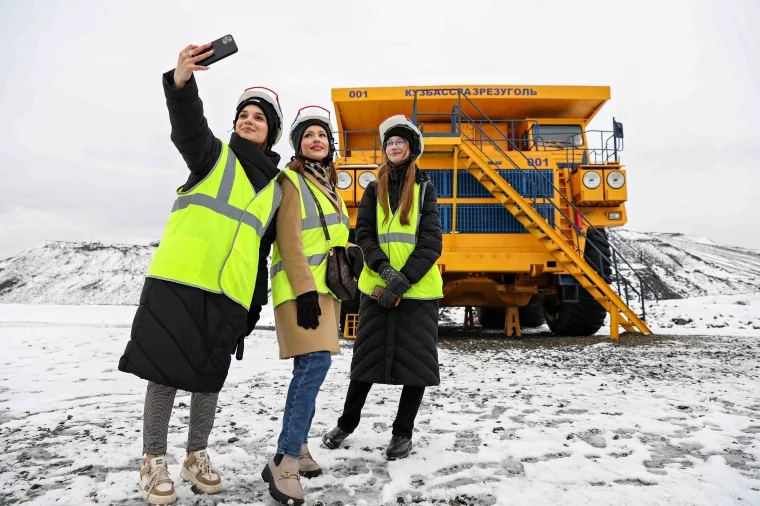 Фото: Журналисты и блогеры Кузбасса познакомились с инновациями в открытой угледобыче на Кедровском угольном разрезе 3