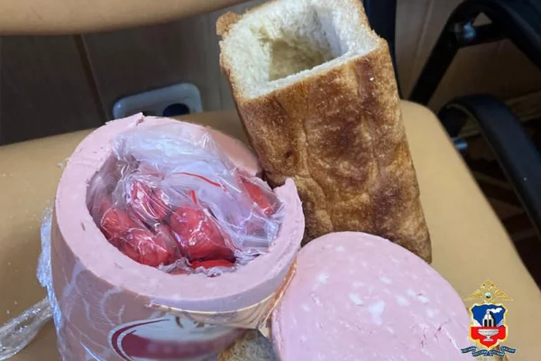 В Алтайском крае у 2 мужчин изъяли хлеб и колбасу с метадоном и героином