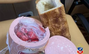 В Алтайском крае у 2 мужчин изъяли хлеб и колбасу с метадоном и героином