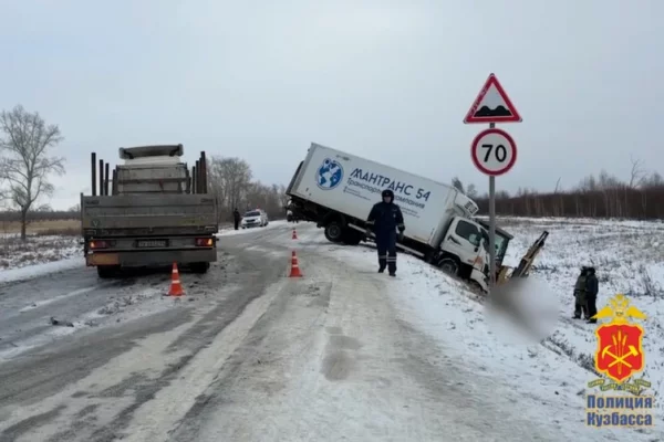 В Кузбассе двое водителей погибли в жёстком ДТП с «КАМАЗом» 