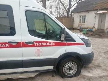 Фото:  Под Красноярском задержали мужчину, который порезал колёса машине скорой помощи и угожал медикам 1