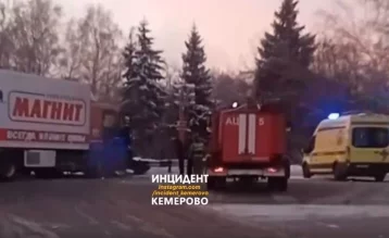 Фото: Появились новые кадры с места серьёзного ДТП на въезде в Кемерово 1