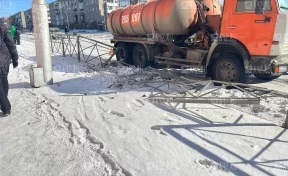 В Кемерове автоцистерна КамАЗ снесла дорожное ограждение