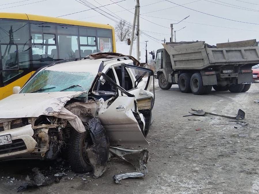 В Кузбассе грузовик столкнулся с автобусом и легковым автомобилем, пострадали 3 человека