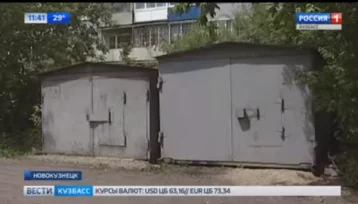 Фото: Новокузнечане пожаловались на гаражи во дворе дома 1