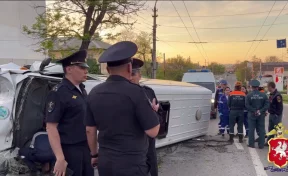 В Севастополе автобус врезался в дерево. Пострадали 15 человек, трое — в тяжёлом состоянии 