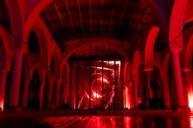 Фото: 12 площадок, световой 3D-маппинг и рейв в ангаре: гид по фестивалю медиаискусства «Пелена» 1