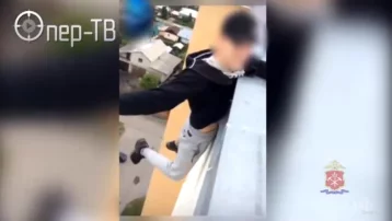 Фото: В Кемерове руфер зацепился за ограждение на крыше многоэтажки и повис в воздухе 1