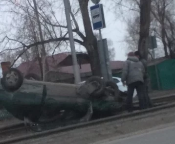 Фото: В Кемерове иномарка вылетела на трамвайную остановку и перевернулась 1