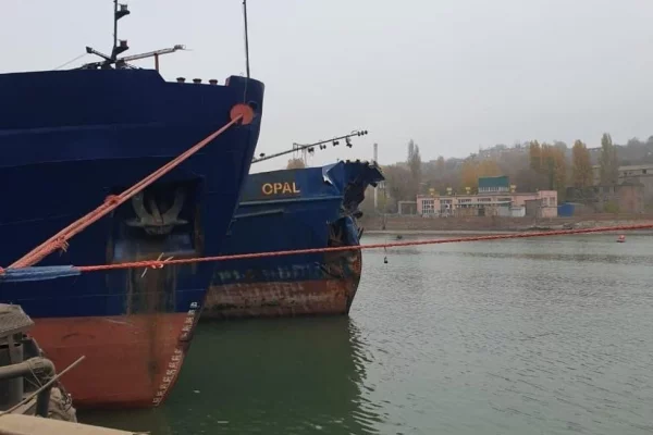 Сухогруз и танкер с подсолнечным маслом столкнулись на реке в Ростове-на-Дону