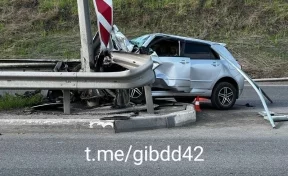 Стали известны подробности ДТП с врезавшимся в отбойник автомобилем в Новокузнецке: есть пострадавший