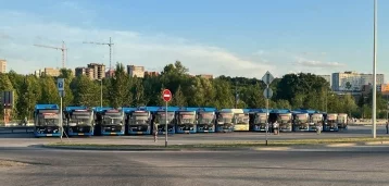 Фото: «Льготы действуют»: мэр Кемерова показал автобусы, которые развезут горожан после салюта 1
