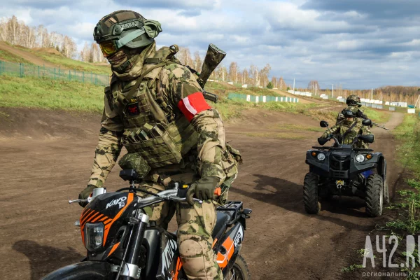 Спецназ Росгвардии на мотоциклах. Военнослужащие отряда «Кузбасс» показали, как экстремальное эндуро поможет в бою