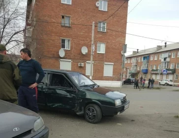 Фото: В Кузбассе столкнулись легковушка и мотоцикл 2