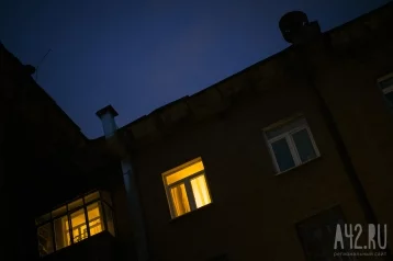 Фото: Рухнул потолок, в квартиру не пускают: ГЖИ начала проверку инцидента на улице Базовой в Кемерове 1