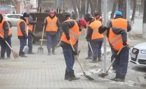 Заключённых начали привлекать к уборке снега в Кемерове