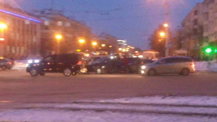 Фото: В Кемерове столкнулись четыре иномарки 2