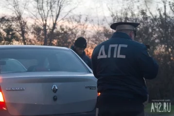 Фото: Полицейский в Кузбассе запрыгнул на капот машины виновника ДТП 1