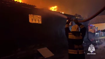 Фото: В Дагестане загорелся цех по производству мебели 1