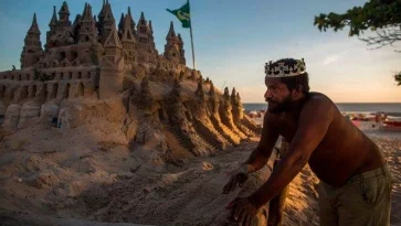 Фото: Мужчина 22 года живёт в замке из песка, который построил сам 2