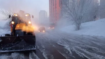 Фото: «Машины вмёрзли в лёд»: кемеровчане пожаловались на коммунальную аварию на Пионерском бульваре 3