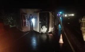 В Кузбассе грузовик упал на бок, есть пострадавший