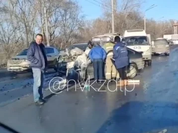 Фото: Последствия серьёзного ДТП с тремя пострадавшими в Новокузнецке попали на видео 1
