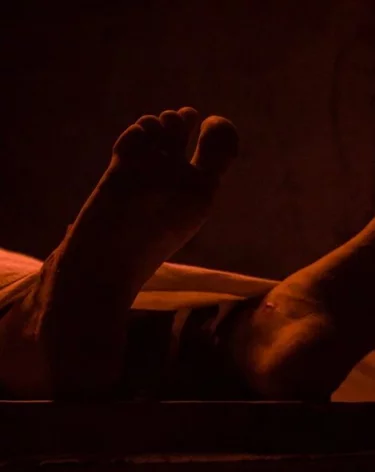 Санитары морга парковали машину в безлюдных местах и снимали с умерших украшения