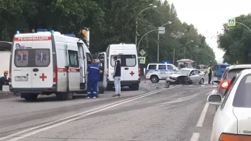 Фото: «Проклятое место»: на перекрёстке в Кемерове столкнулись два автомобиля 1