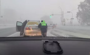 В 40-градусный мороз в Кемерове полицейские помогли водителю заглохшей машины