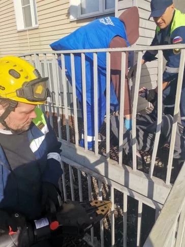 Фото: В Кемерове мужчина застрял в перилах у подъезда: потребовалась помощь спасателей 2