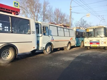 Фото: В Кемерове столкнулись две маршрутки и троллейбус 1