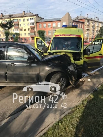 Фото: В Кемерове произошло ДТП с участием скорой помощи 1