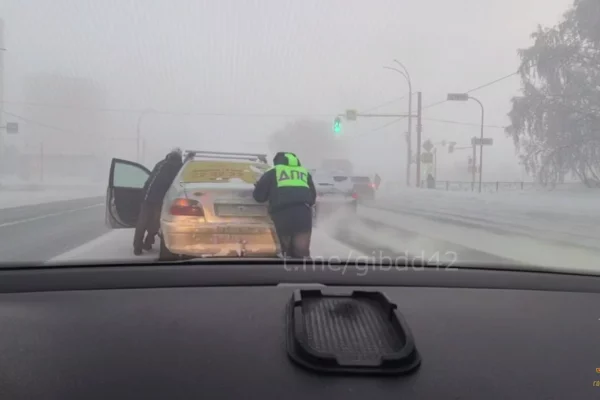 В 40-градусный мороз в Кемерове полицейские помогли водителю заглохшей машины