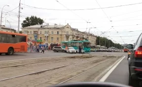 В Кемерове на проспекте Ленина образовалась пробка из-за ДТП с трамваем