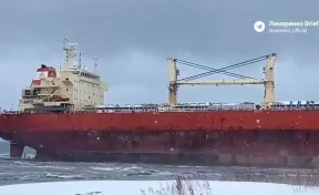 Китайское грузовое судно с дизельным топливом и мазутом село на мель на Сахалине