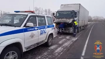 Фото: В Кузбассе сотрудники ГАИ помогли водителю, у которого сломался грузовик на трассе 1