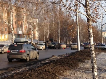 Фото: Водитель иномарки в Кемерове врезался в припаркованный автомобиль 1