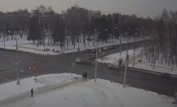 Фото: Момент ДТП на пересечении бульвара Строителей и проспекта Химиков в Кемерове попал на видео 1