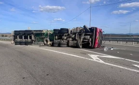 В Приморье на трассе опрокинулся бензовоз и заблокировал движение