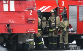 В Кемерове ночью загорелось здание на Предзаводской улице